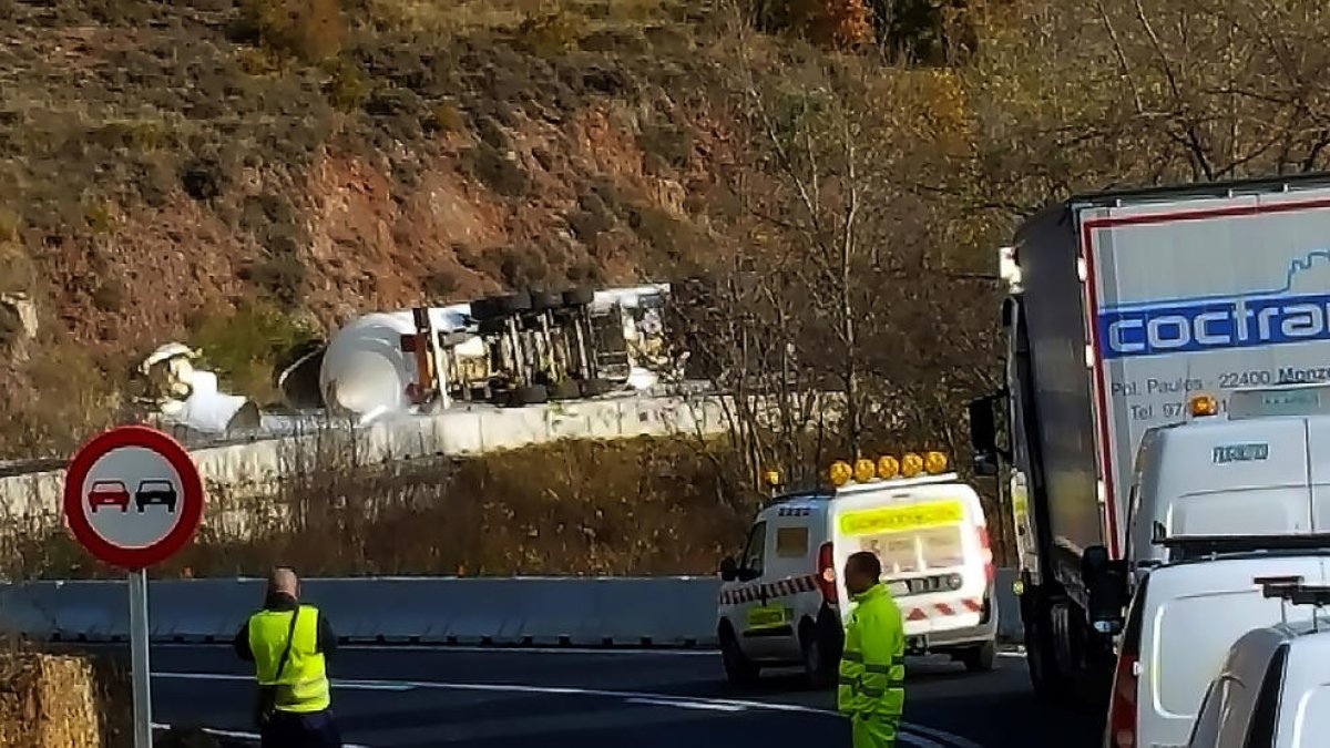 Imatge d’arxiu d’un camió bolcat a l’N-230 a l’altura de Sopeira el novembre passat.