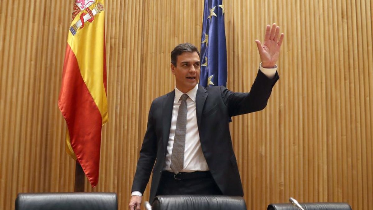 El secretari general del PSOE, Pedro Sánchez, davant dels diputats socialistes, ahir, al Congrés.