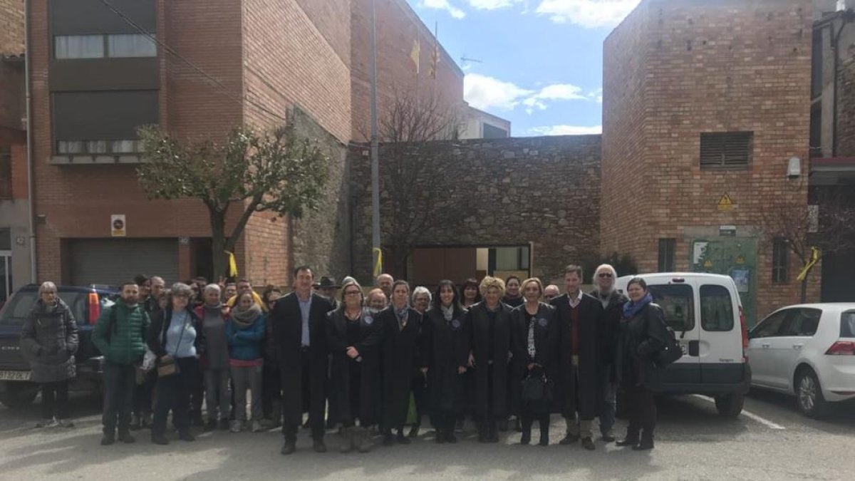 Els jutges i advocats que van participar en l’aturada, ahir davant els jutjats de Tremp.