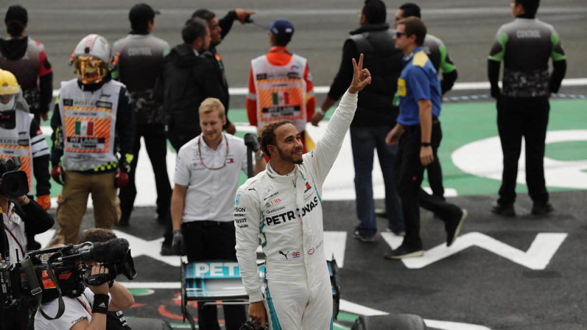 Lewis Hamilton celebra su quinto título mundial de Fórmula Uno después de ser cuarto en México.