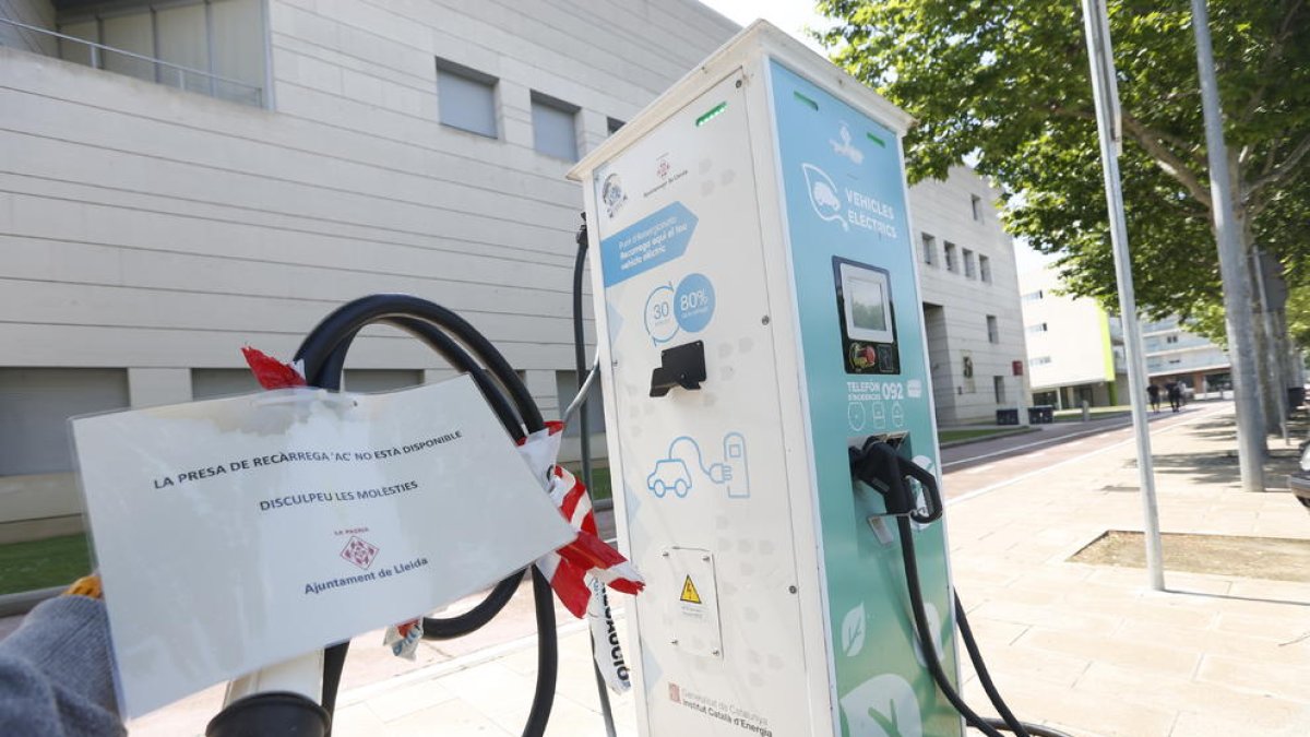 Un cartel advierte de que el punto de recarga no funciona.