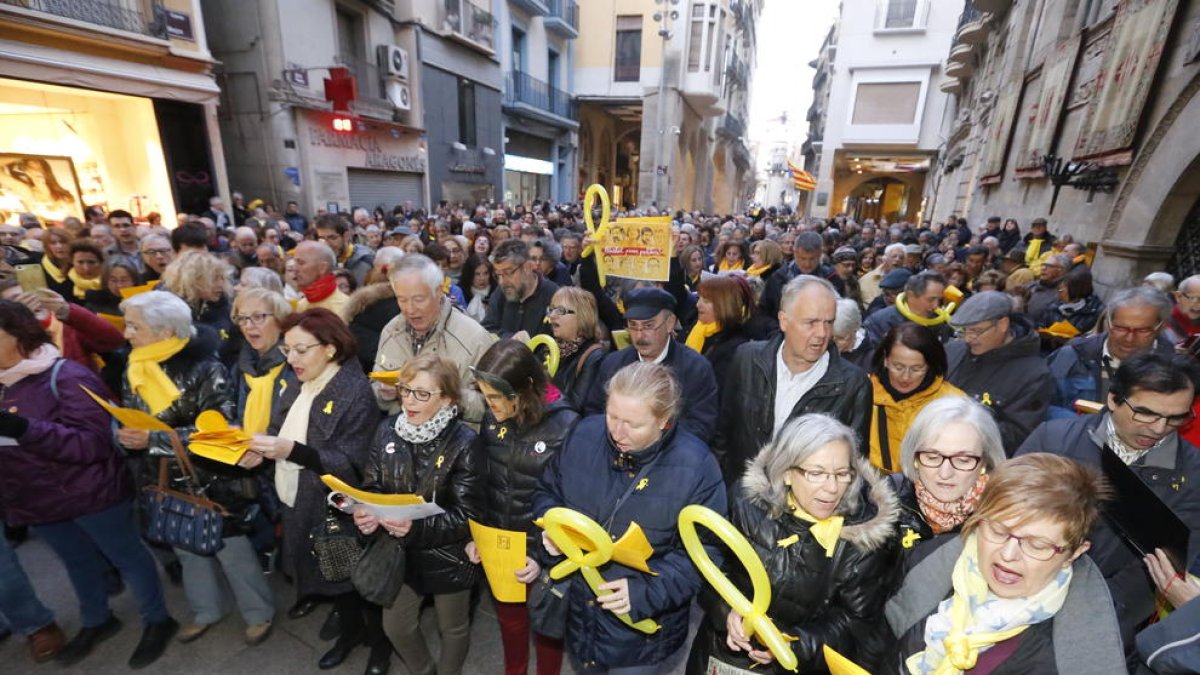 La plaça Paeria va tornar a congregar centenars de persones per demanar la deslliura dels presos polítics.