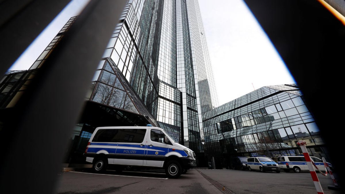 La Policía también registró la sede central del Deutsche Bank.