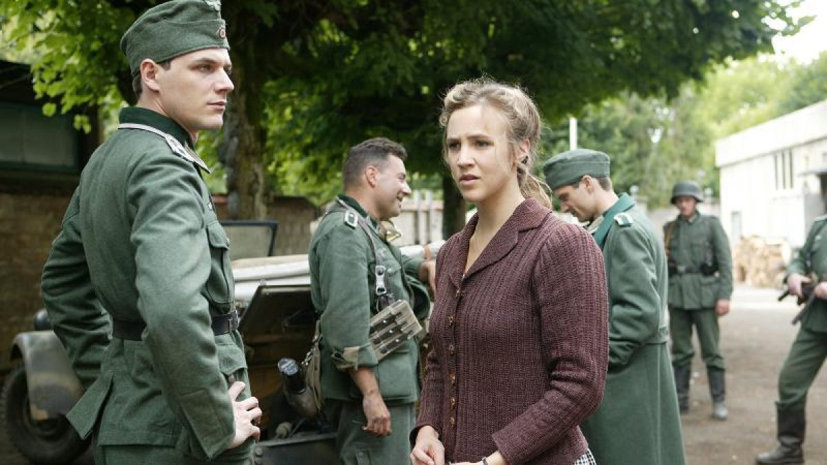 TV3 estrena hoy la serie ‘Un poble francès’, que se emitirá de lunes a viernes a las 15.40.