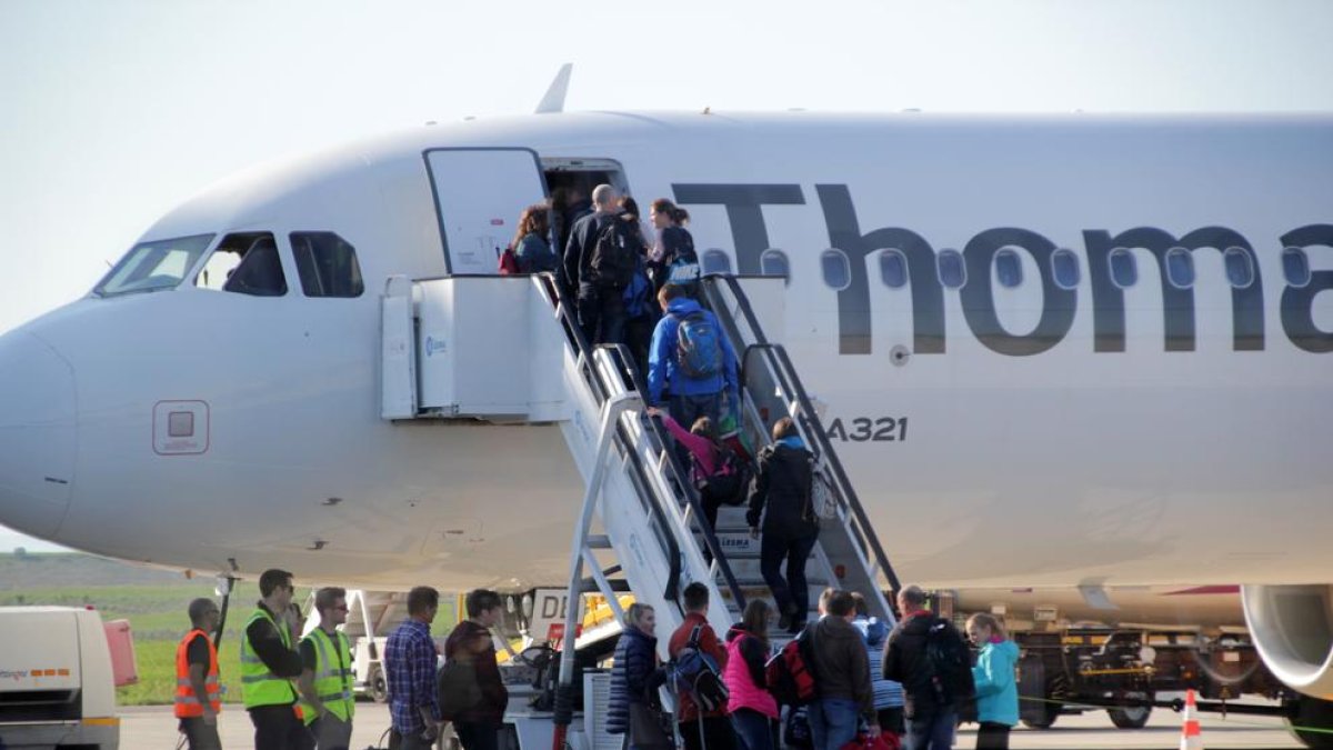 Viajeros en uno de los vuelos de Neilson en el aeropuerto de Alguaire.
