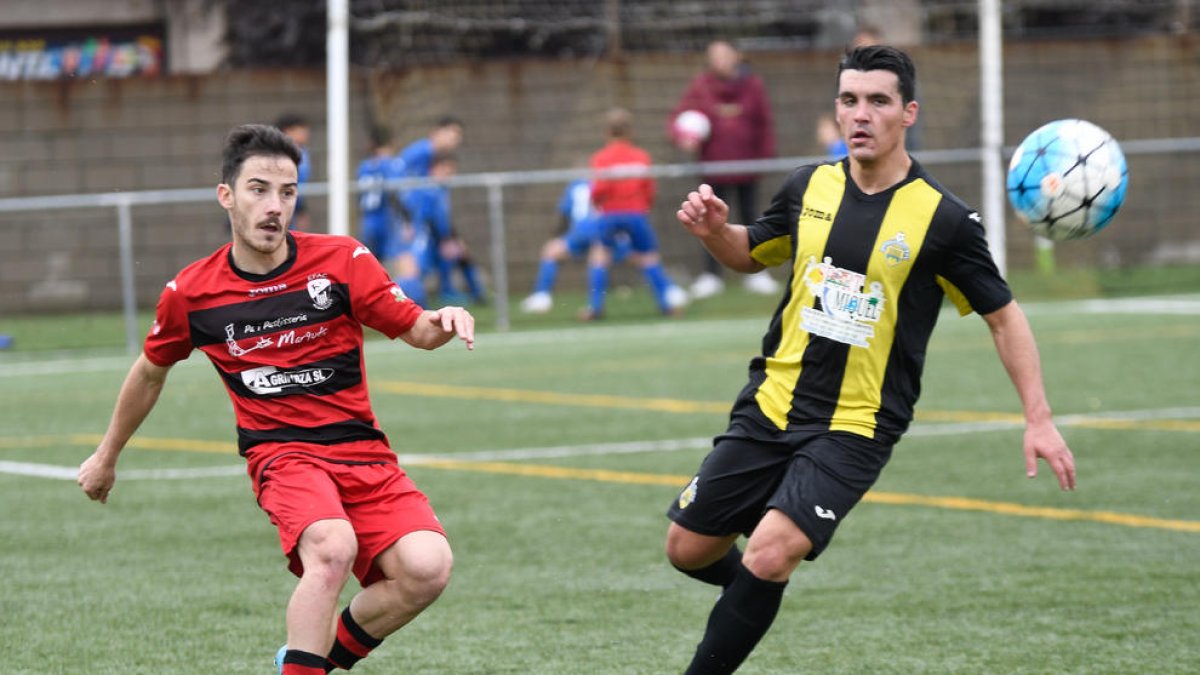 Roger Canadell trata de obtener el control del balón durante un lance del partido.