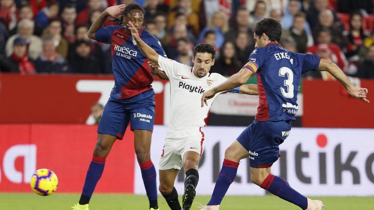 Jesús Navas amb la pilota davant de Xabier Etxeita, ahir durant el partit.