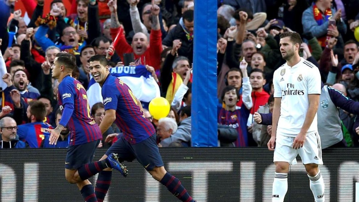 Coutinho, que va inaugurar el marcador a passada de Jordi Alba, celebra el gol al costat de Luis Suárez.