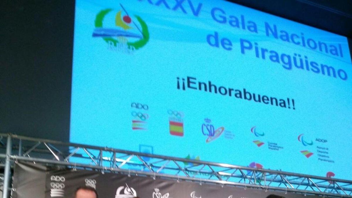 Insignia para Lluís Grau.  -  El árbitro leridano recibió la insígnia del COE por su aportación al piragüismo. Miquel Travé, mejor júnior de 2017, también fue premiado, aunque no pudo acudir a la gala.