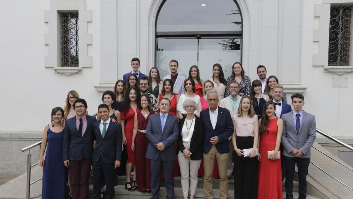 Bonaventura Clotet, ayer, con los graduados en Biotecnología a los que apadrinó.