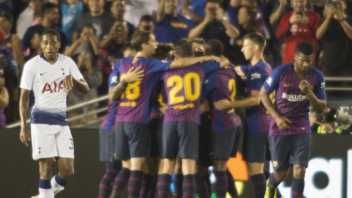 Los jugadores azulgranas celebran el segundo gol logrado por el debutante Arthur.