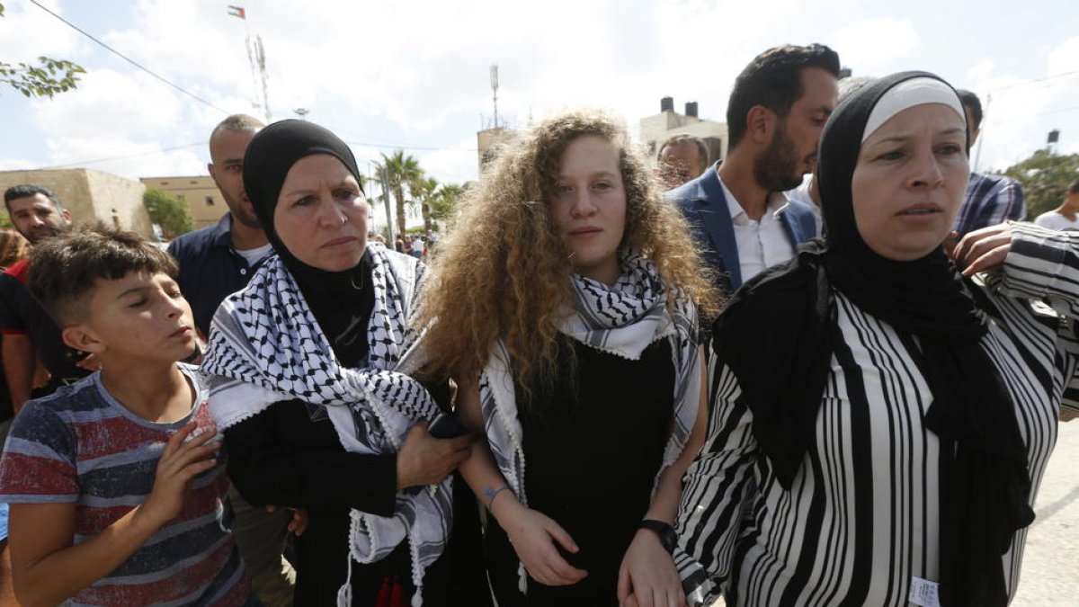 L’adolescent palestina Ahed Tamimi (centre) va ser alliberada ahir.