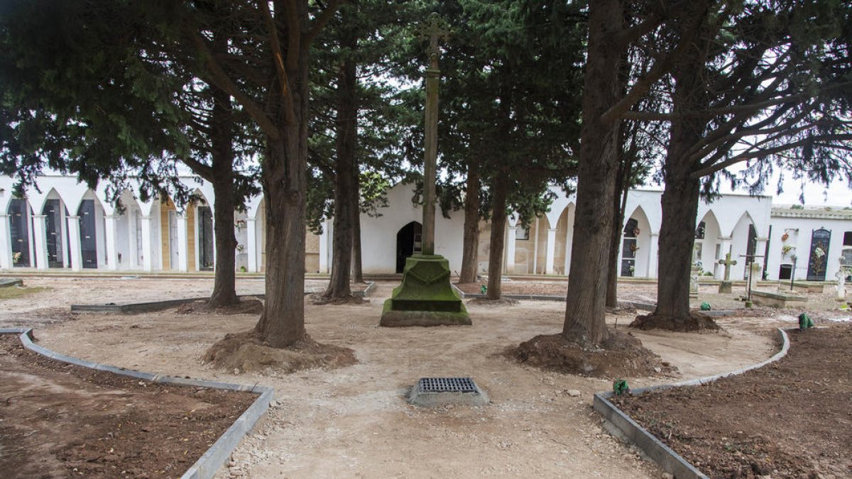 Preixana renueva los desagües y el pavimento del cementerio.