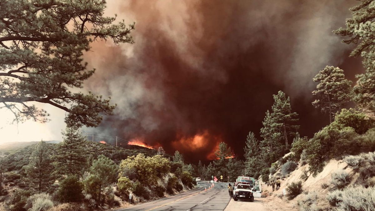 L’incendi de Califòrnia seguia ahir fora de control després de multiplicar-se’n l’extensió.