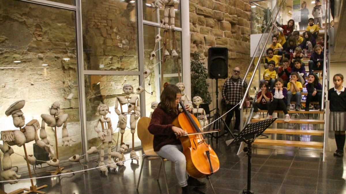 Música y marionetas, ayer en la presentación en el Espai Orfeó del nuevo ciclo de debates ‘Diàlegs’.