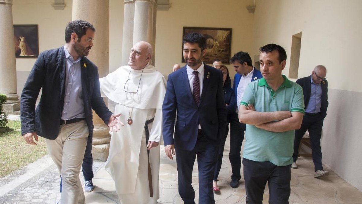 David Saldoni, president de l’ACM, el prior Francesc Marín, el conseller i l’alcalde, Aleix Bochaca.