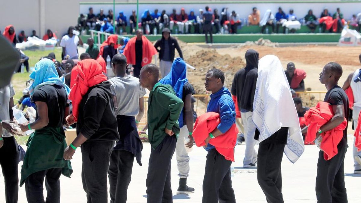 Un grup d’immigrants fan cua per ser atesos a Cadis.