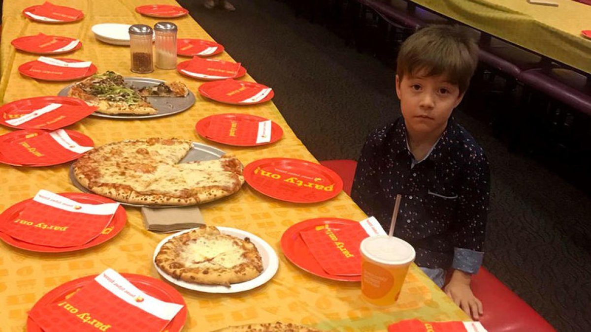 Teddy en la mesa vacía del cumple.
