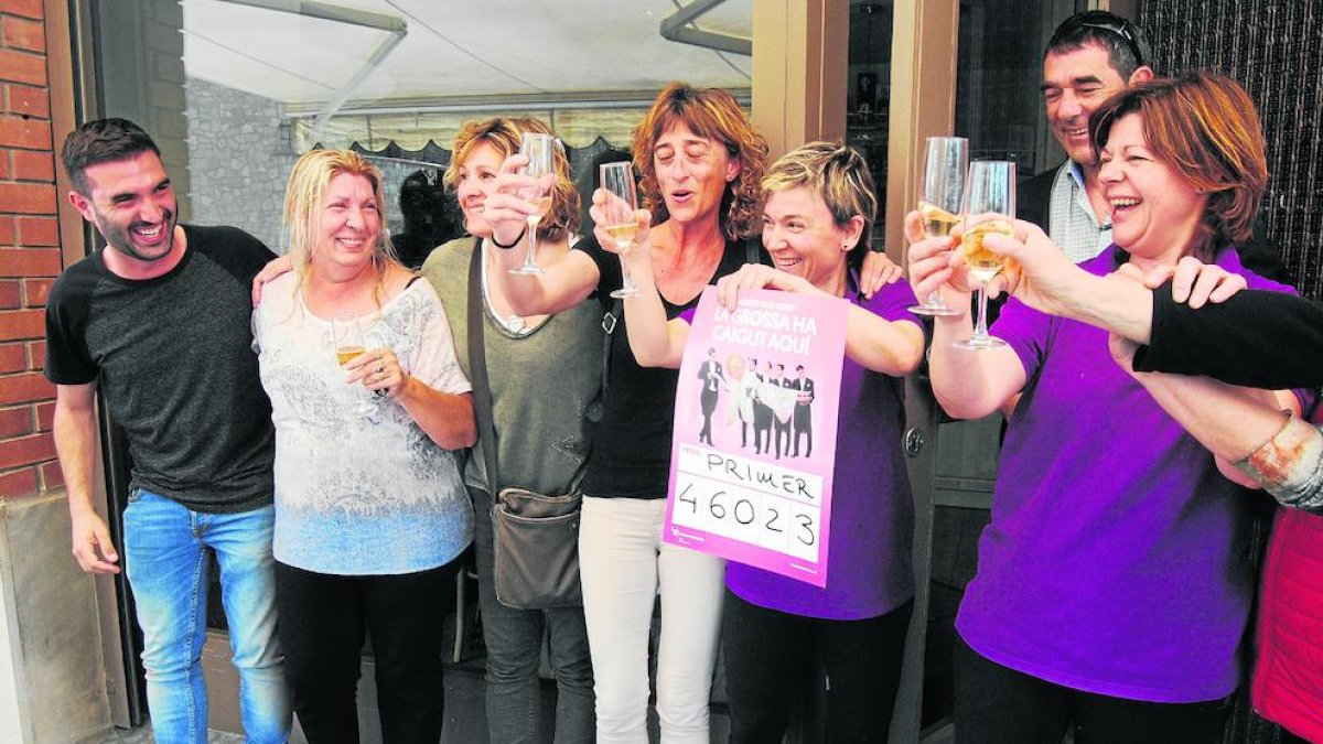 Algunos de los afortunados ayer celebraron el primer premio con las responsables del bar s’Abril de El Palau d’Anglesola.