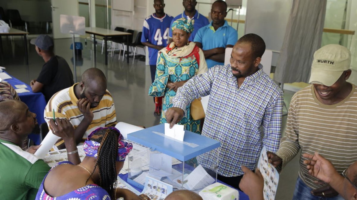 Uno de los votantes que acudieron ayer al centro cívico.
