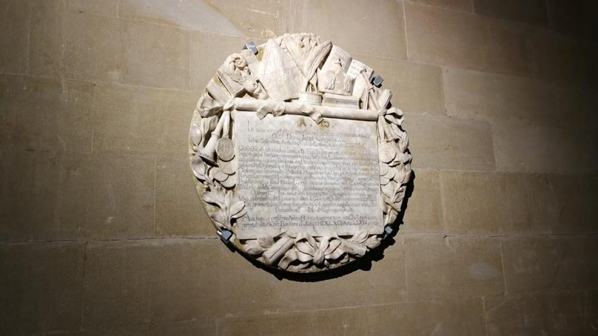 Placa del abad Jaume Caresmar, en el monasterio de Les Avellanes.