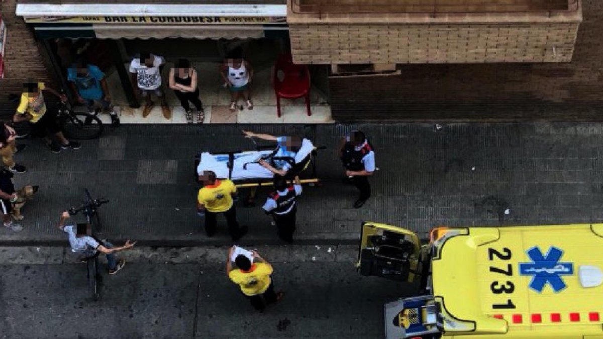 Serveis sanitaris i agents de Mossos i Urbana, dijous després de la baralla al carrer Comtes d’Urgell.