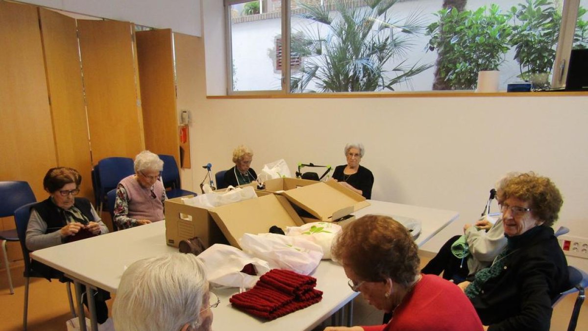 Gent gran de la Noguera recull mil euros per a Creu Roja