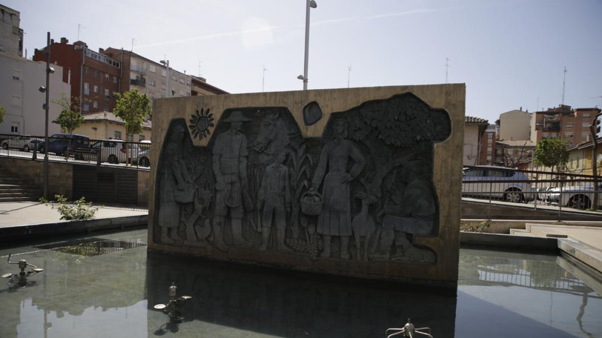 La fuente de la plaza dels Pagesos lleva desde el pasado martes con los surtidores rotos.