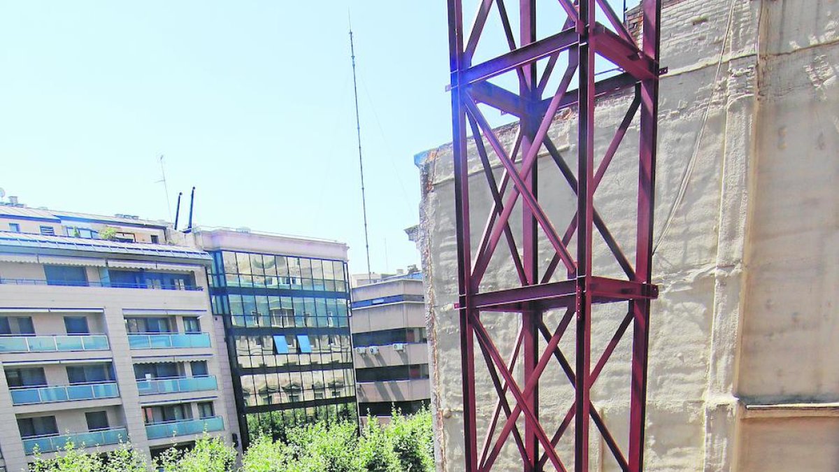La gran estructura metàl·lica que es va instal·lar ahir al solar.
