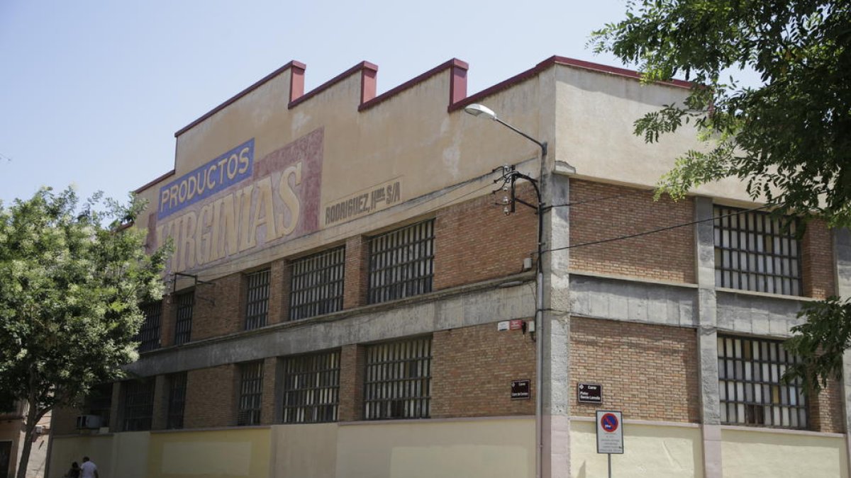 La planta està ubicada al carrer Pintor Garcia Lamolla.