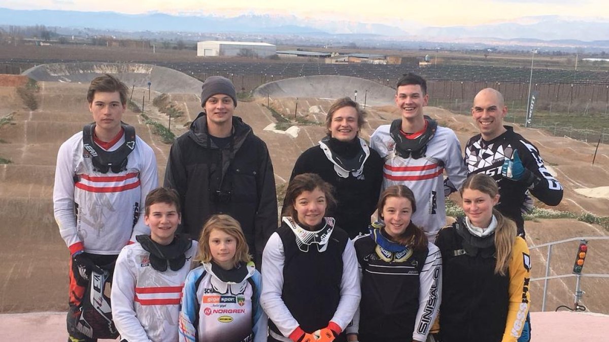 Corredors de diverses categories de l’equip d’Àustria durant l’estada al circuit de Vila-sana.