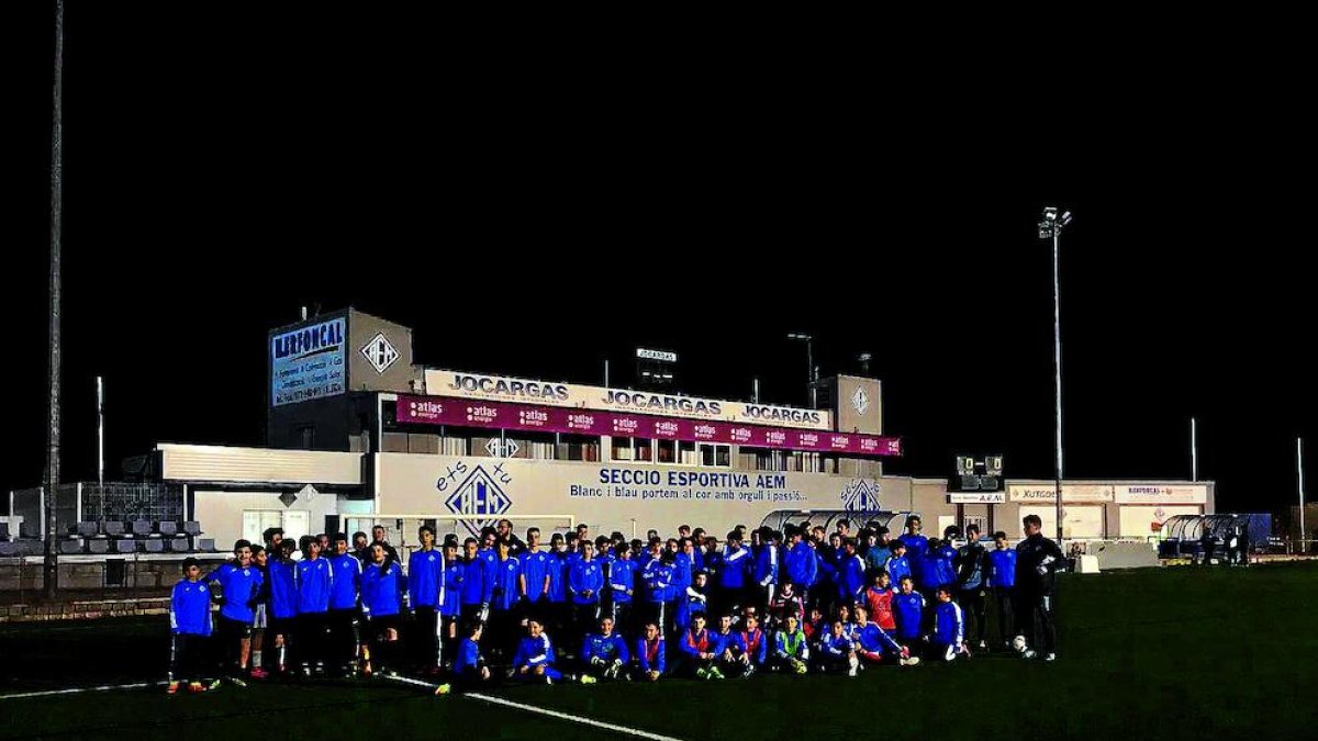 Jugadors de l’AEM es van fotografiar ahir amb l’escassa llum que tenen i impedeix entrenar-se.