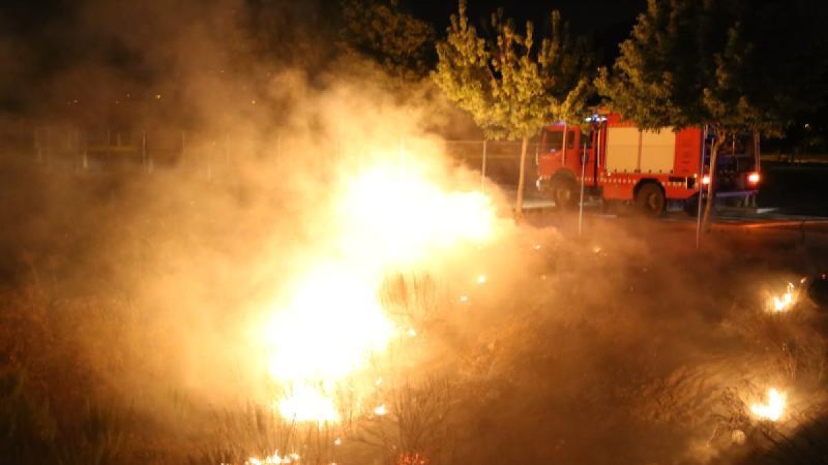 Un incendi calcina matolls en un solar de la Bordeta