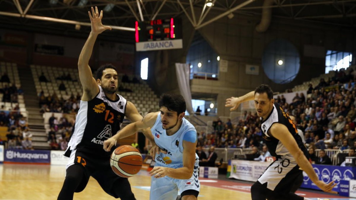 El equipo leridano acabó arrollado en la pista del Breogán.