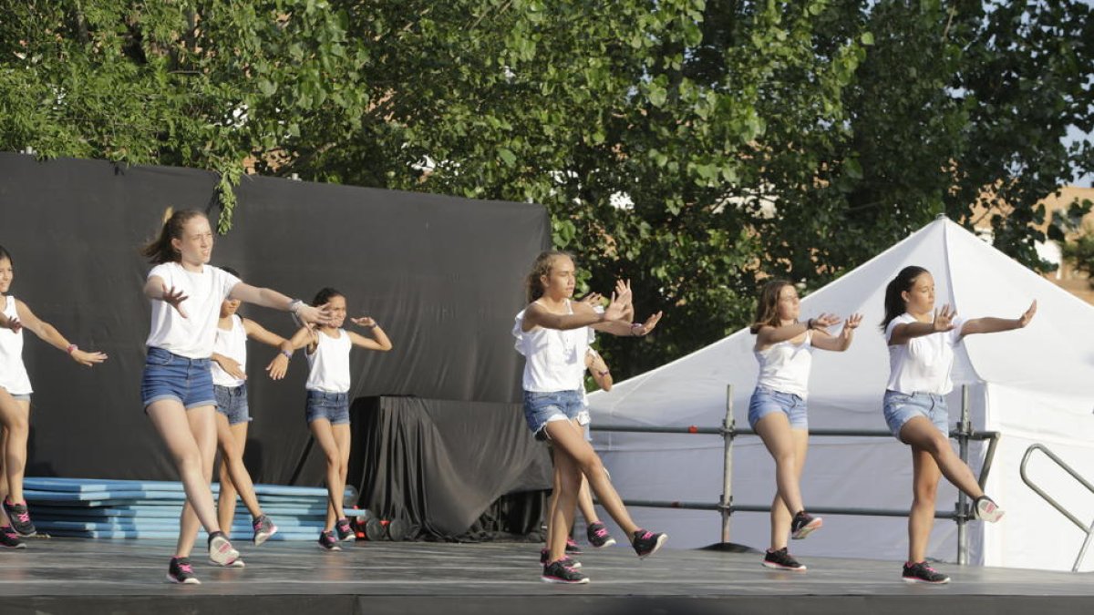 Un momento de la actuación, ayer, de la Escola de Dansa d’Alpicat.