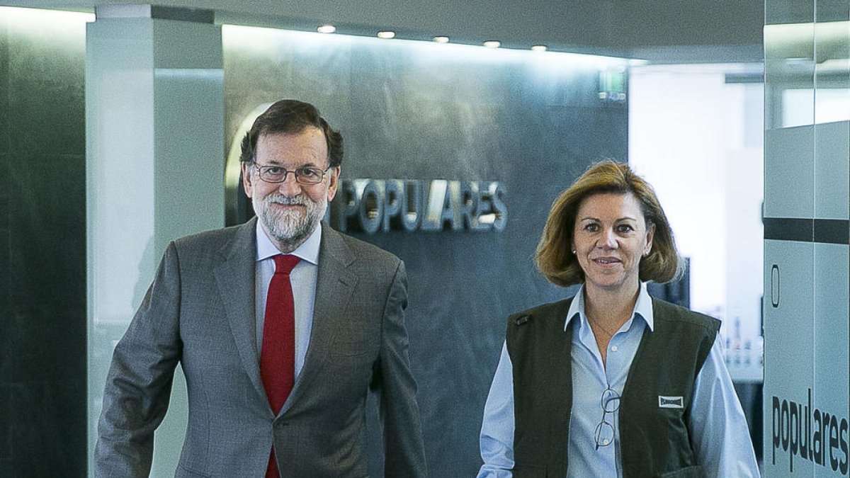 Mariano Rajoy, ayer acompañado de la ministra de Defensa, María Dolores de Cospedal.