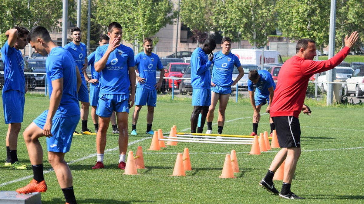 La plantilla del Lleida, durante su entrenamiento de ayer.