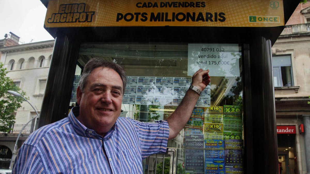 El venedor de Tàrrega Josep Puighermanal, ahir, mostrant el cartell del premi repartit.