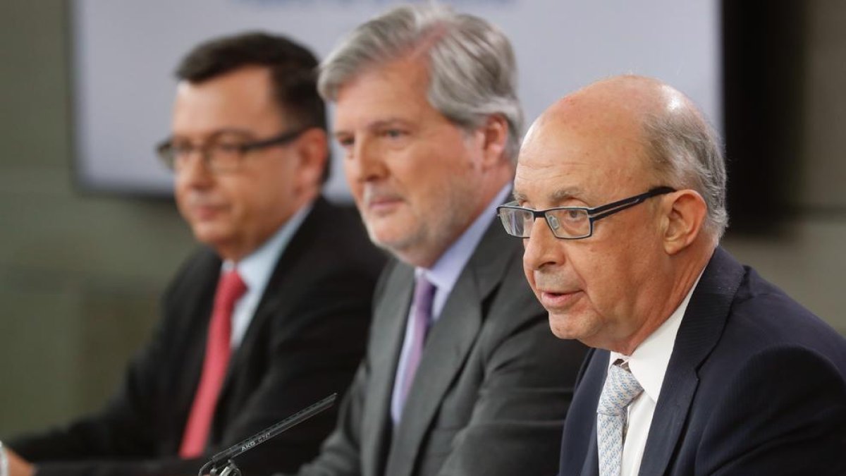 Los ministros de Economía, Portavoz y de Hacienda, ayer.