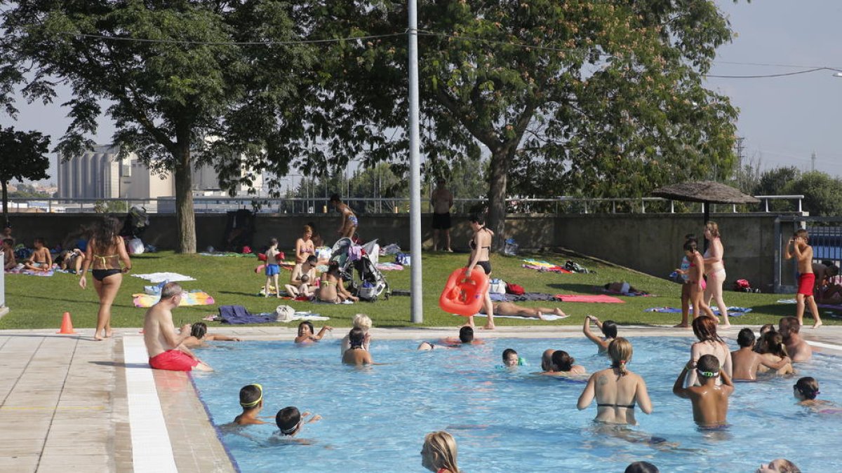 Las piscinas municipales de Pardinyes se llenaron ayer por la tarde por las altas temperaturas.