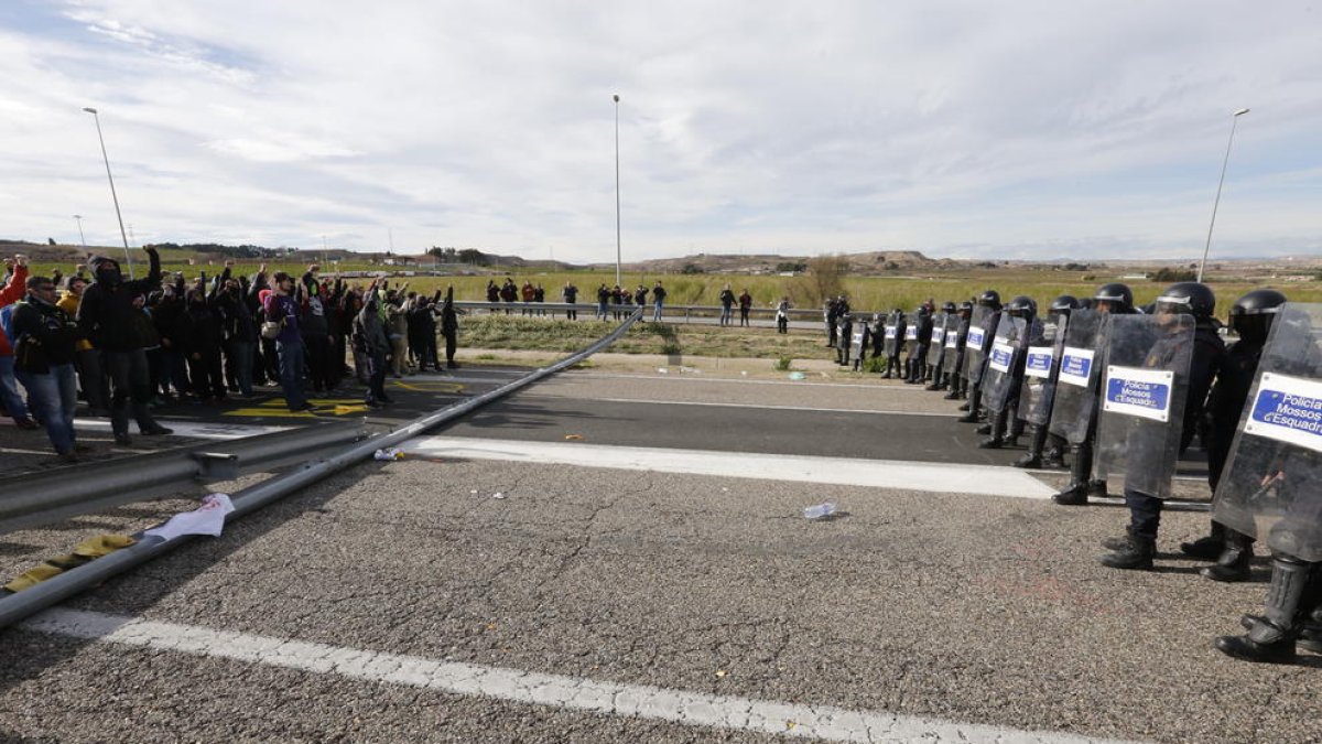 Instante previo de la carga policial de los Mossos ayer en el corte de la autovía por parte de los CDR.