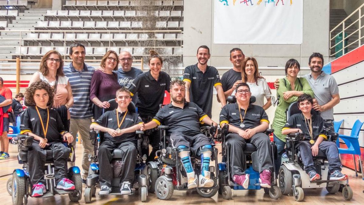 Anna Marín, primera per l’esquerra, Guillem Pérez, segon, i Oriol, cinquè, amb les seues famílies.