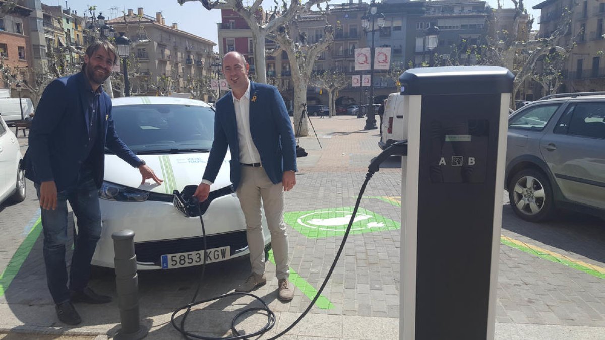 Torres y Vidal en el punto de carga de la plaza Mercadal.