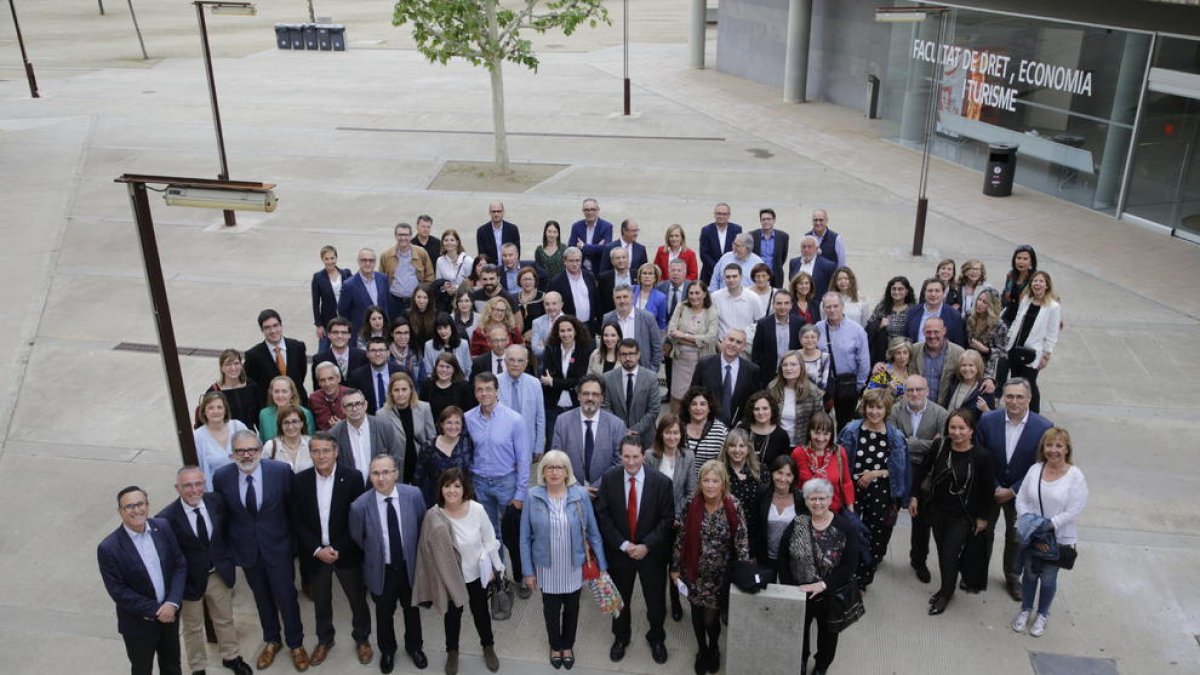 Imagen de familia de los asistentes ayer en el acto de Alumni.