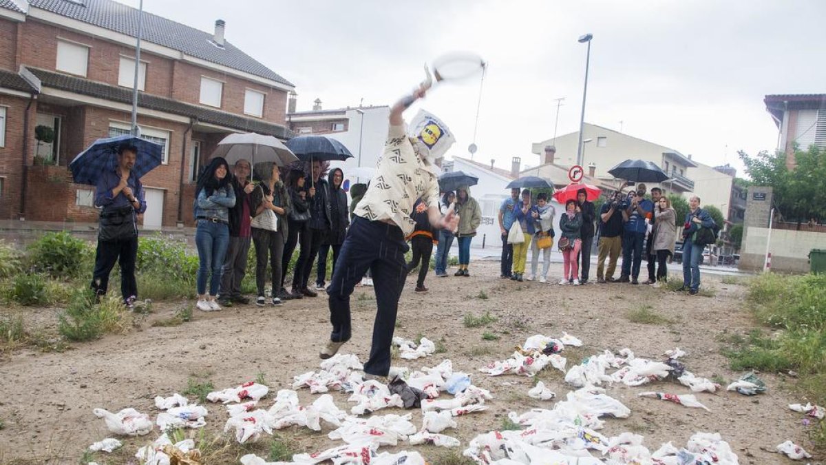 Ensayo ayer en Tàrrega bajo la lluvia del montaje teatral ‘Saunterer’, del Colectivo Ameno.