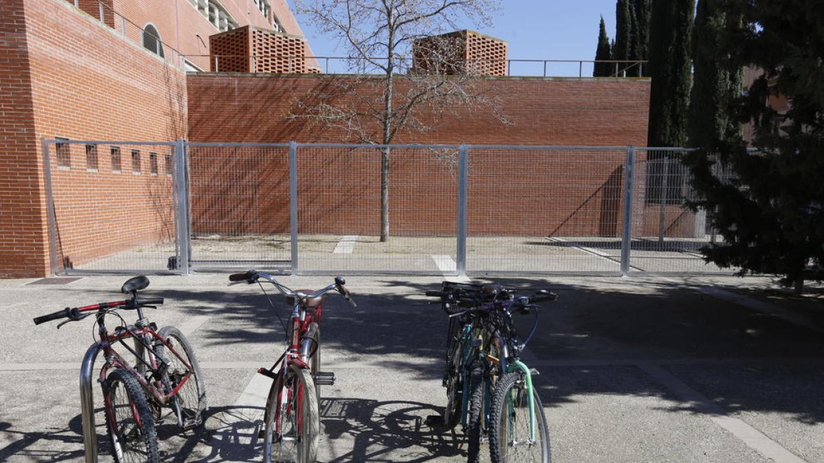 La macrojaula para bicis está junto a un parking al aire libre.
