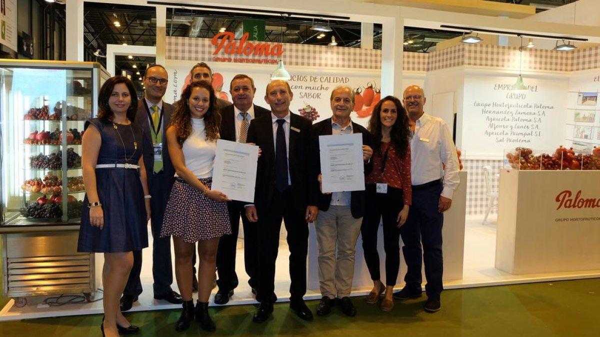 Miembros de eFoodPrint con clientes en la pasada edición de la feria Fruit Attraction, en Madrid.