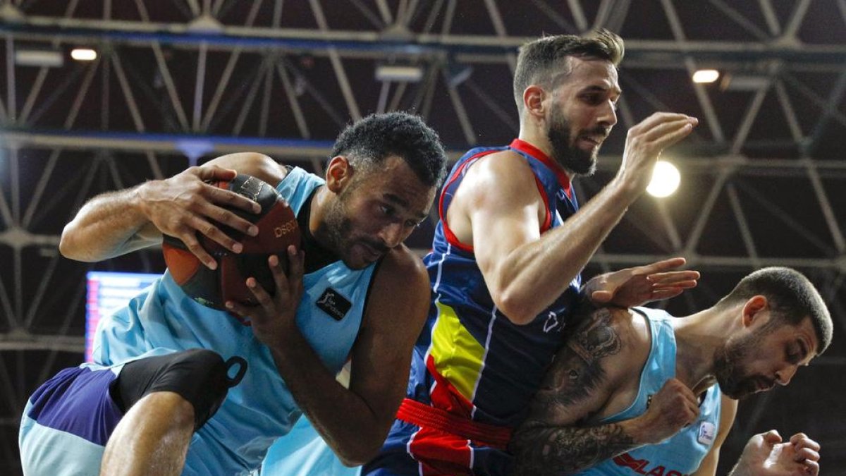 Adam Hanga captura un rebot davant de Jankovic i Moerman.