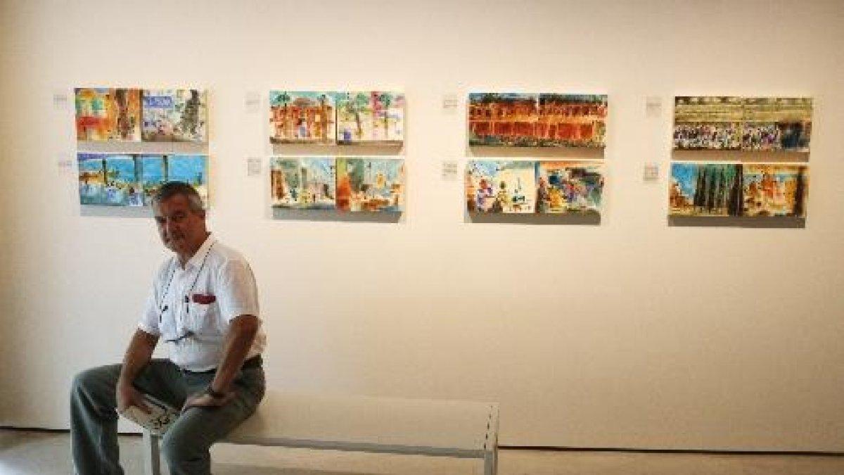 Perico Pastor, ahir, davant d’obres exposades a Barcelona.