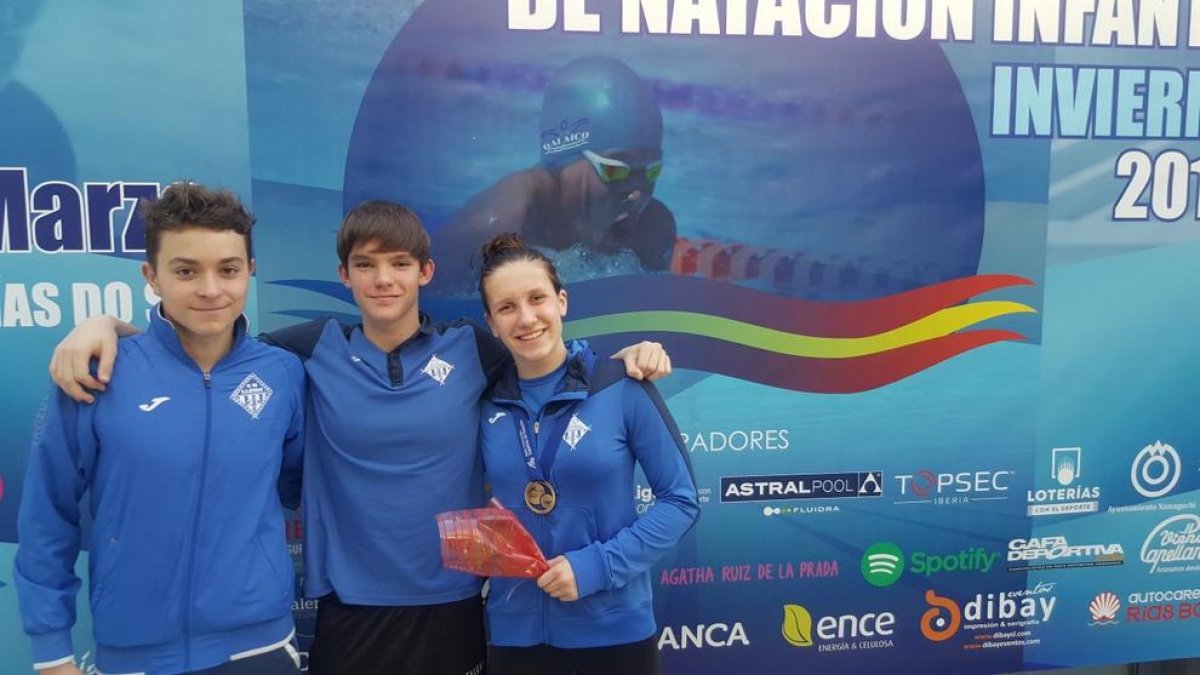Paula Juste, amb la tercera medalla en els campionats i els companys de club a l’Estatal.